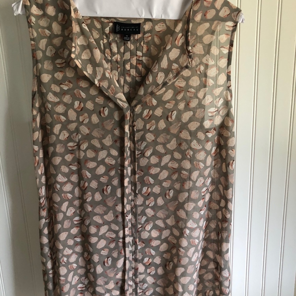 Ladies med sleeveless top